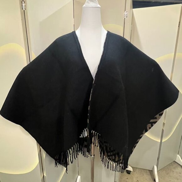 This is a Fendi shawl featuring the brand's iconic FF pattern. - Picture 5 of 8
